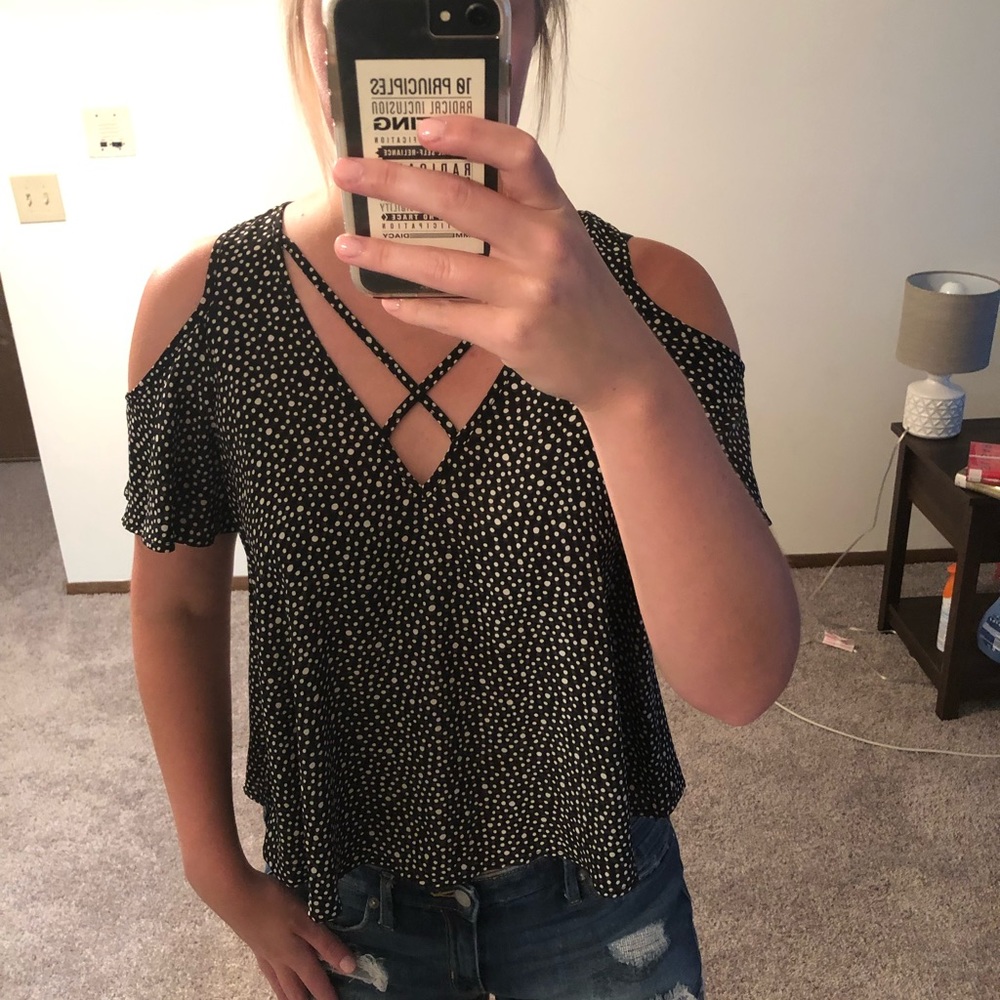 Cold shoulder & criss-cross top